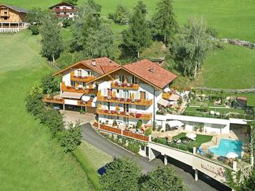Cottage pour 6 personnes, avec sauna et piscine ainsi que jardin et vue à Scena