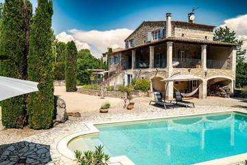 Cottage pour 5 personnes, avec vue ainsi que jardin et piscine à Saint-André-de-Cruzières
