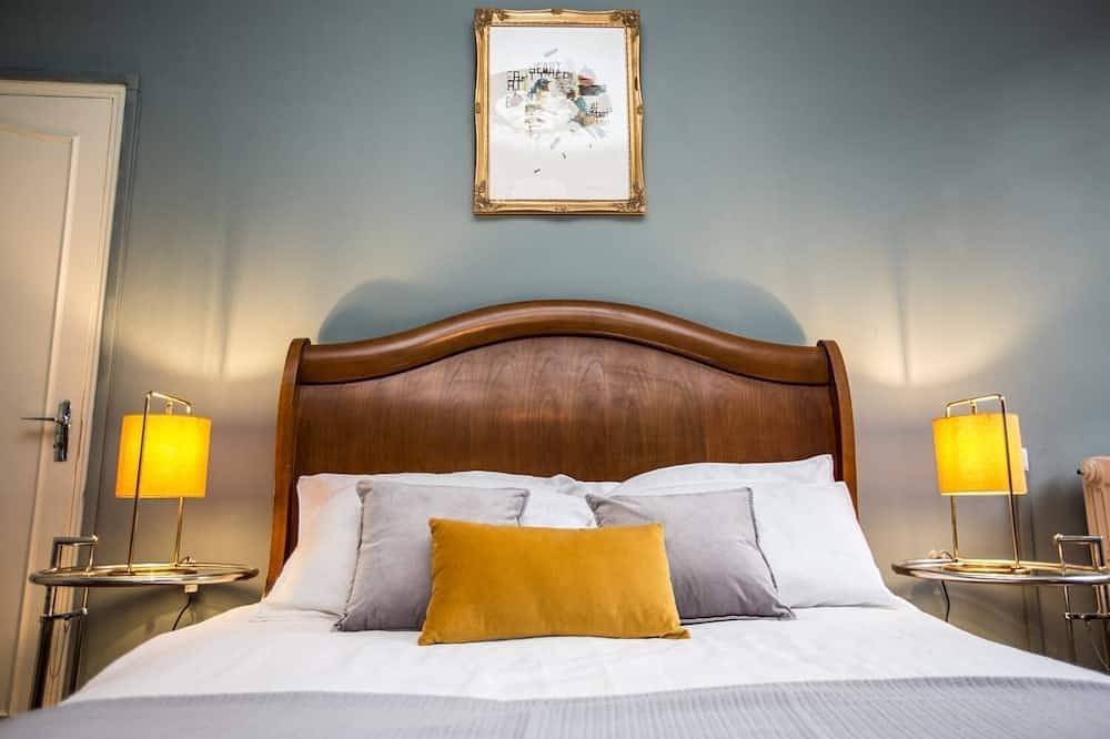 The beautifully restored 1850s French townhouse with views of the Cite and river in Carcassonne, Région de Carcassonne