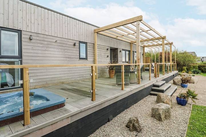 Holiday rental for 6 people, with pool and sauna as well as hot tub and garden, with pets in Portreath