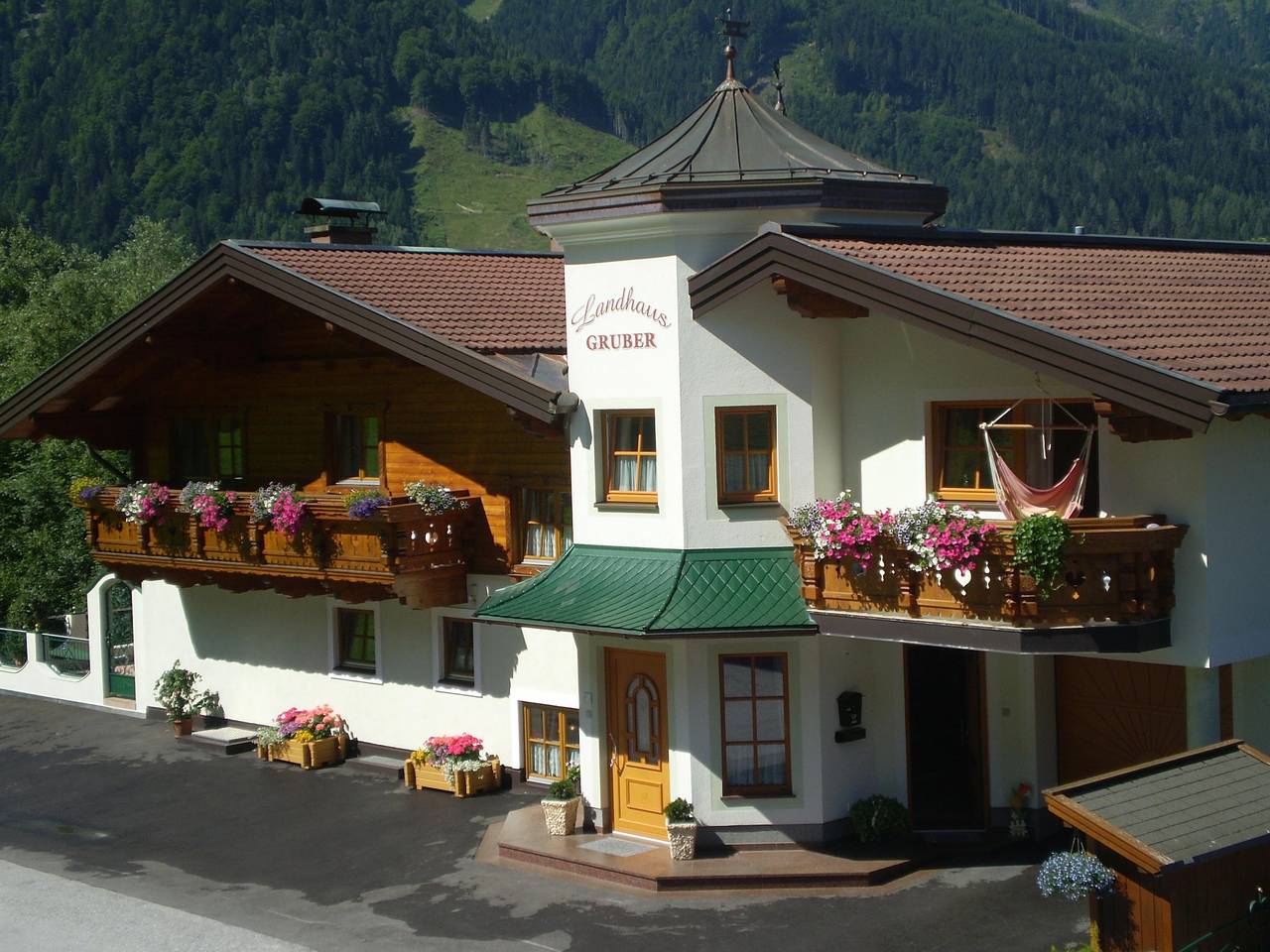 Entire apartment, Holiday Apartment "Landhaus Gruber" with Mountain View, Balcony & Wi-Fi in Alpendorf, Sankt Johann im Pongau