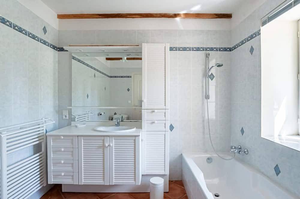 3 bedroom awesome home in Frayssinet-le-Gélat in Frayssinet-le-Gélat, Quercy