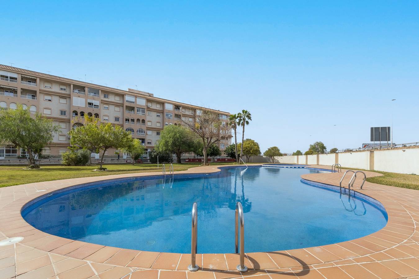 Entire apartment, Apartment 'Skyline 21' with Lake View, Wi-Fi and Air Conditioning in Torrevieja Centre, Torrevieja