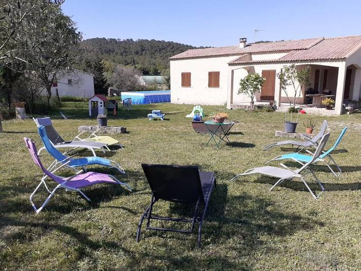 Location de vacances pour 6 personnes, avec Terrasse et Jardin ainsi que Piscine et Vue à Saint-Théodorit