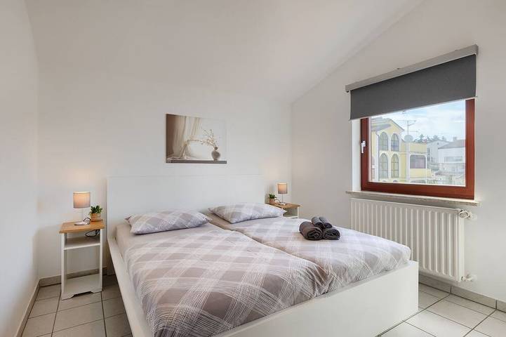 Entire apartment, Beautiful spacious apartment (No. 3) with 2 bedrooms 300m from the beach in Poreč, Grad Poreč