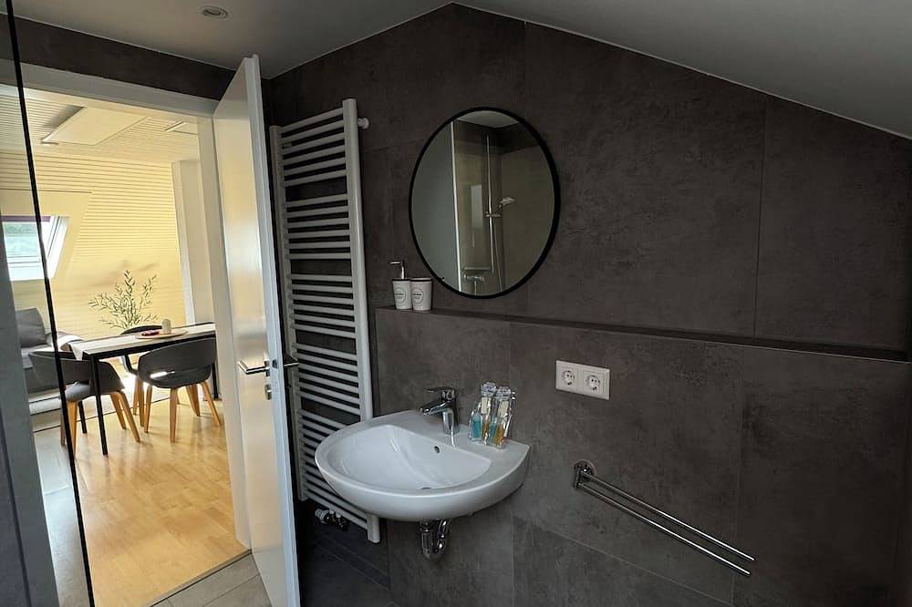 Ganze Wohnung, Ruhige 60 m²-Ferienwohnung mit Self-Check-in und Terrasse in Reihen, Sinsheim