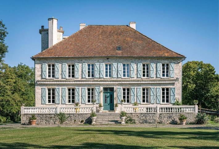 Location de vacances pour 10 personnes, avec jardin ainsi que vue et piscine à Saint-Laurent-Lolmie