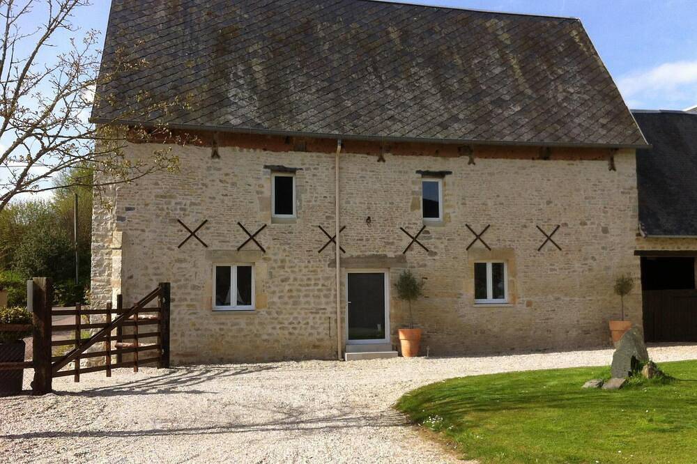 Cottage sleeps 4 near the D-Day landing beaches. Pets allowed in Saint-Benoît-de-l'Aure, Bayeux region
