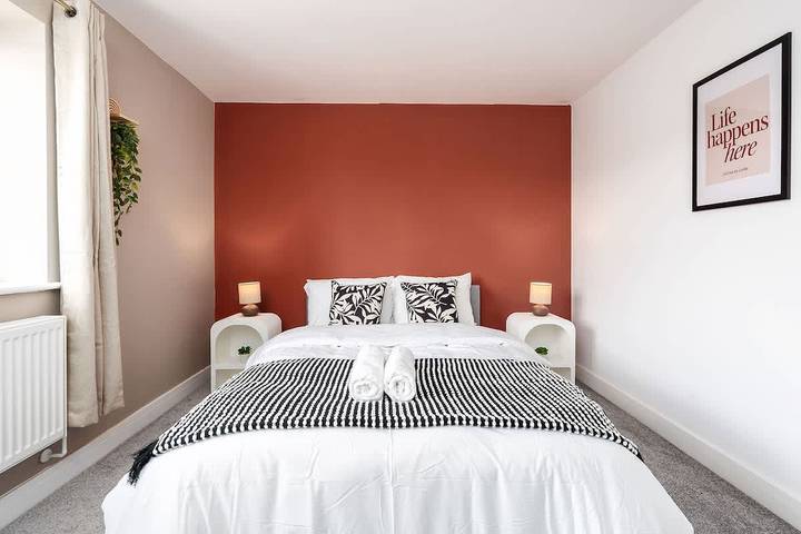 Perfect Booking | Private Garden & Large Parking in Churchdown, Gloucestershire