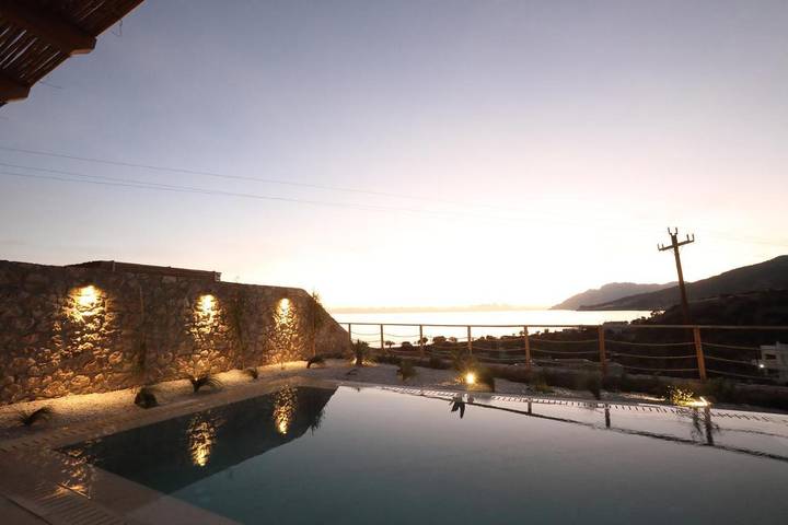 Location de vacances pour 6 personnes, avec jardin ainsi que vue et piscine dans Keratokambos - 3