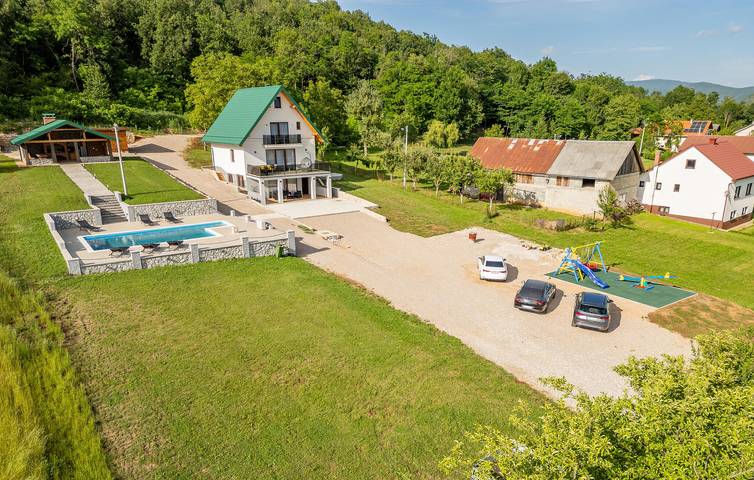 Appartement confortable de 243 m² avec piscine et terrasse, à 2 km de la rivière Lika in Gospić, Lika-Senj