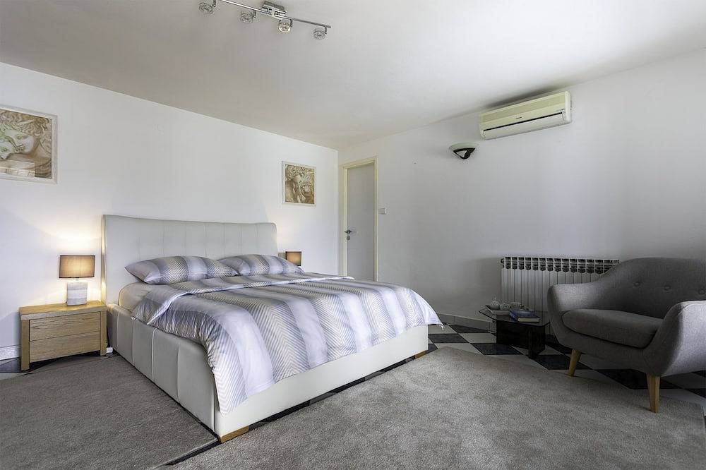 Villa Martina on the beach in Trogir with a beautiful sea view and swimming pool in Trogir, Ciovo