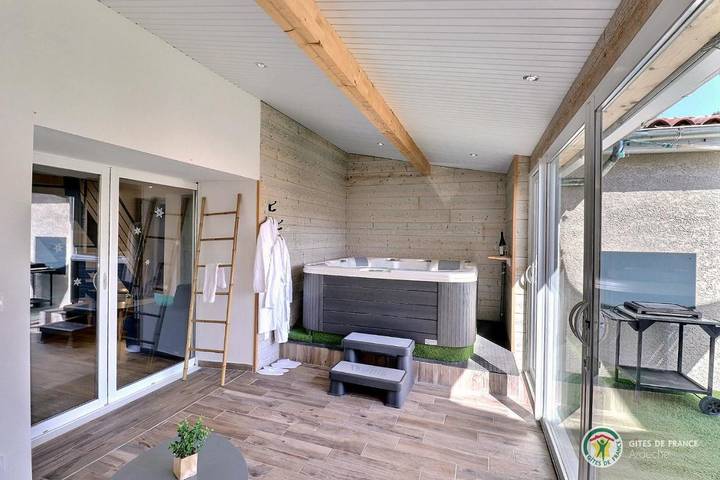 Gîte pour 2 personnes, avec Jacuzzi ainsi que Terrasse et Vue à Savas