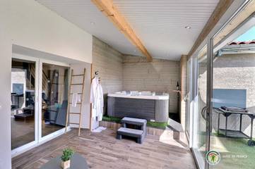 Gîte pour 2 personnes, avec jacuzzi et terrasse à Savas
