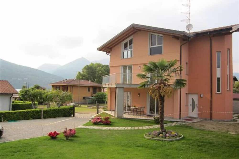 Geheel appartement, 3-kamer appartement op slechts 100 meter van het strand en de boulevard in Maccagno, Maccagno con Pino e Veddasca