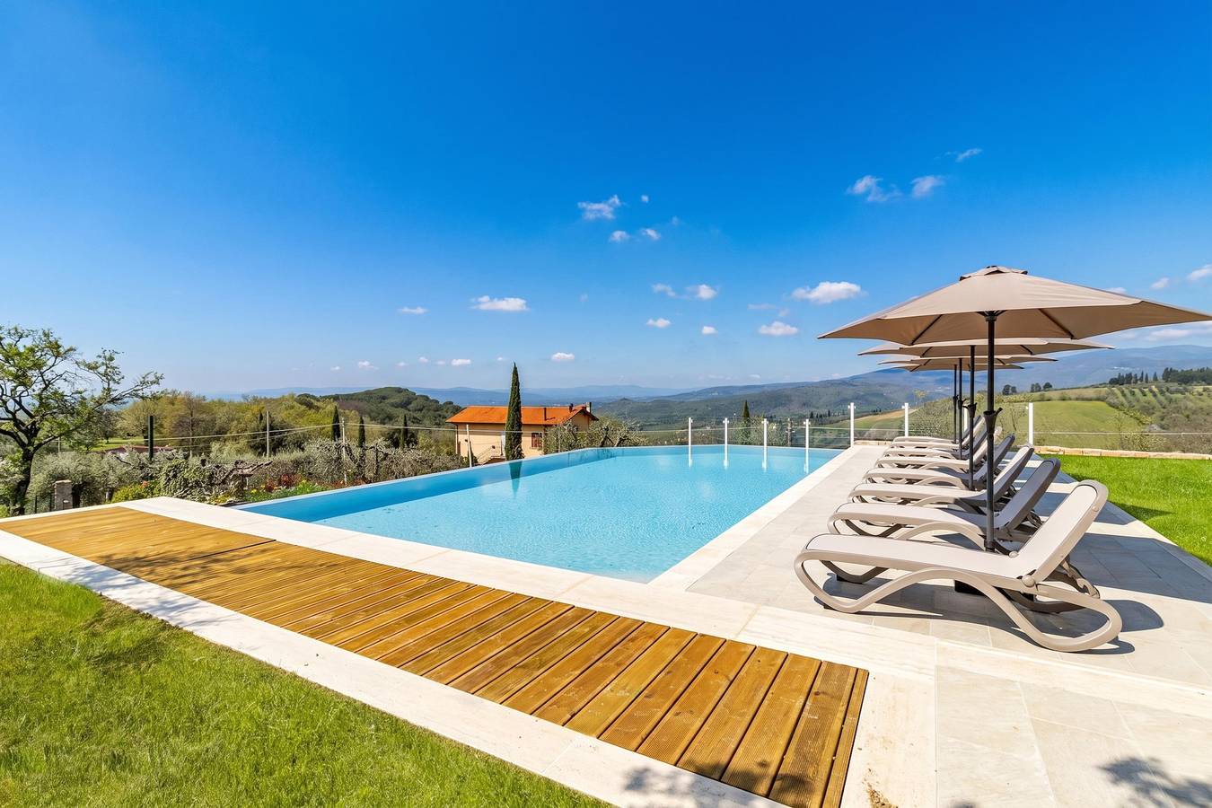 Villa Chimera White 16 with Pool & Gym in Arezzo, Chianti