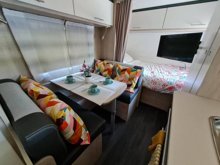 Camping pour 6 personnes, avec terrasse ainsi que vue et jardin