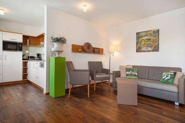 Entire apartment, Obst- und Ferienhof Lehle – Apartment Jonagold with Shared Terrace, Garden & Wi-Fi in Immenstaad, Immenstaad am Bodensee
