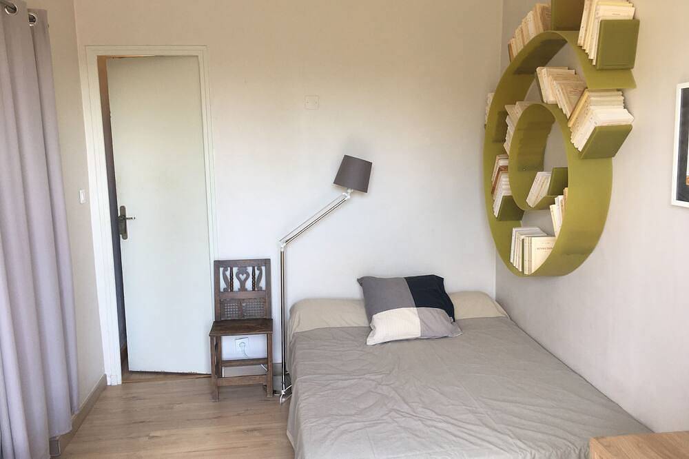 Town house. Large wooden terrace. Enclosed garden with century-old trees. in Toulon, Mediterranean Coast (France)