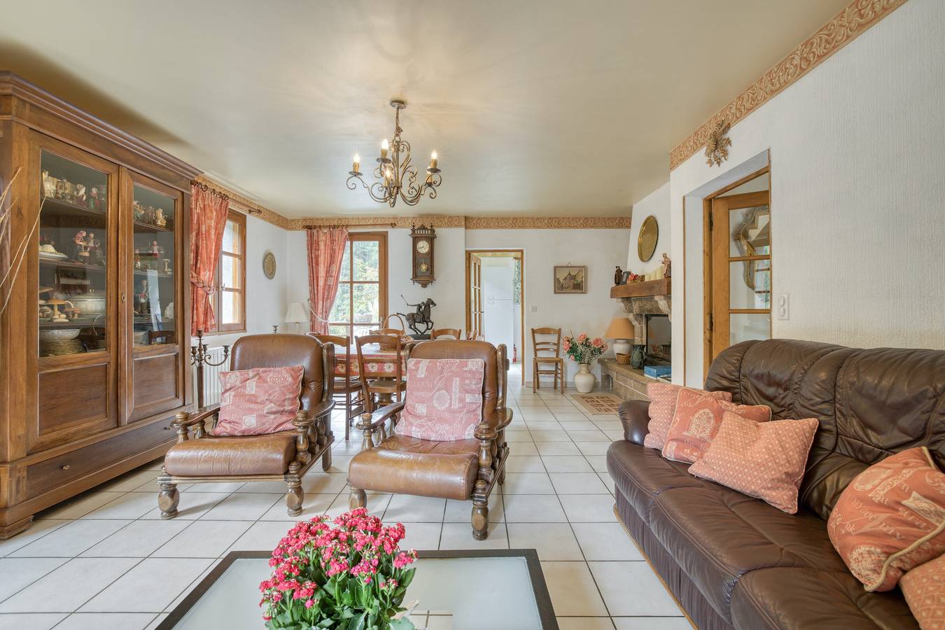 Spacious villa in Saint-Pierre-des-Tripiers with private pool in Saint-Pierre-des-Tripiers, Cévennes