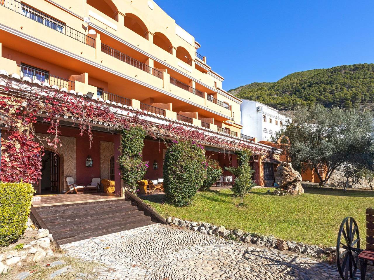 Beheiztes Hallenbad und Freibad in Alcaucín, Málaga Provinz