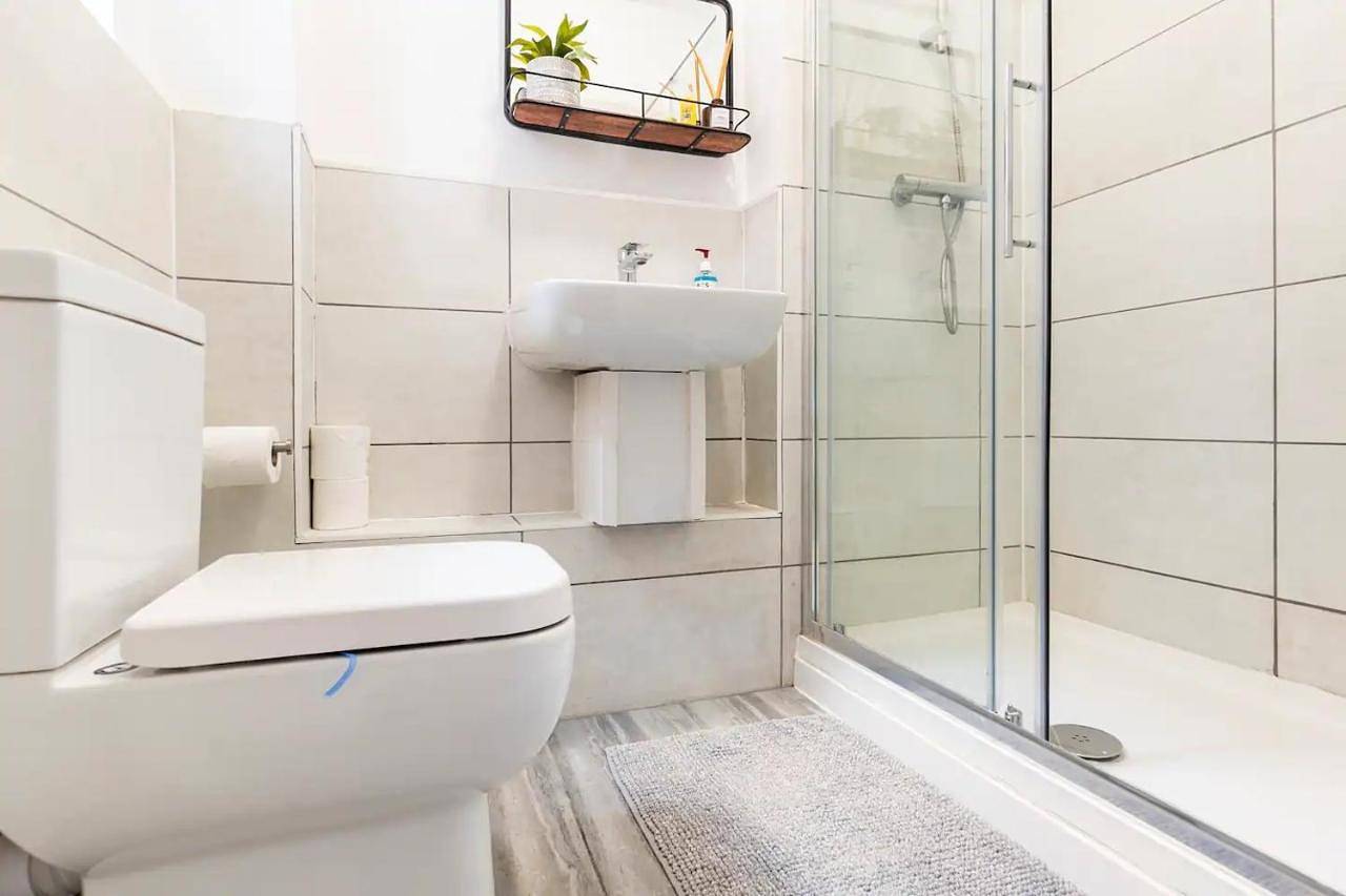Double Room with Private Bathroom in Coventry, Birmingham Area