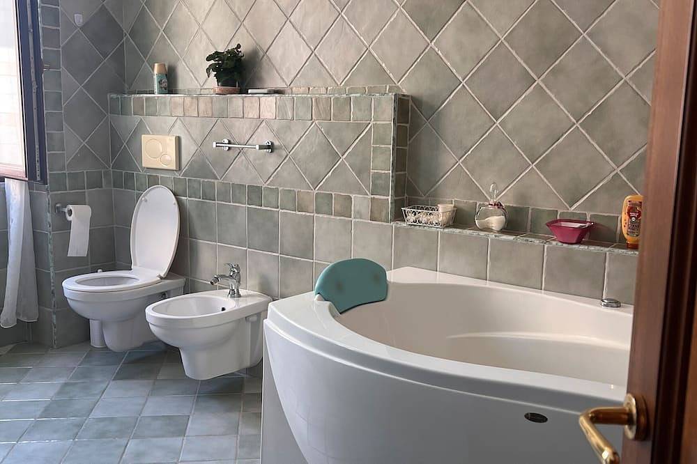 Entire apartment, Apartment 'Cappuccini' with Wi-Fi and Air Conditioning in Sassari, Sassari Province