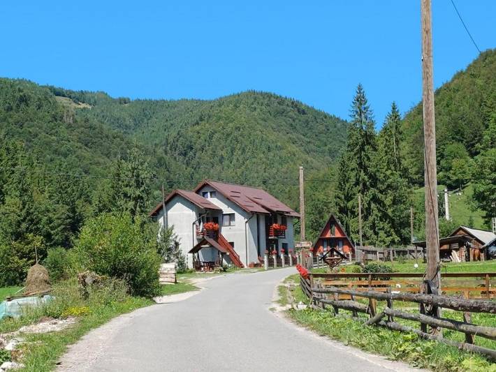 Location de vacances pour 5 personnes, avec jacuzzi et jardin ainsi que piscine et terrasse à Alba (Romania)