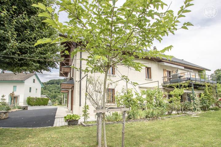 Gîte pour 12 personnes, avec Terrasse et Jardin dans La Biolle