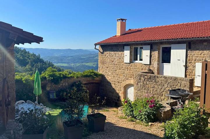 Gîte pour 8 personnes, avec jardin à Nozières