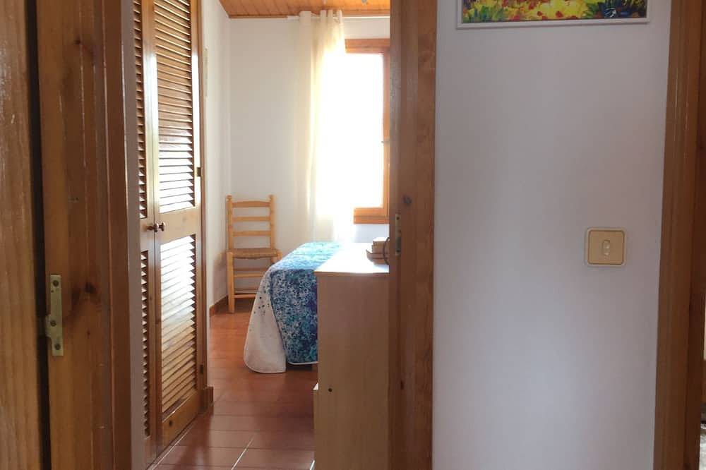 Appartement entier, Appartement tranquille avec une vue magnifique sur la mer. in Arenal d'en Castell, Es Mercadal