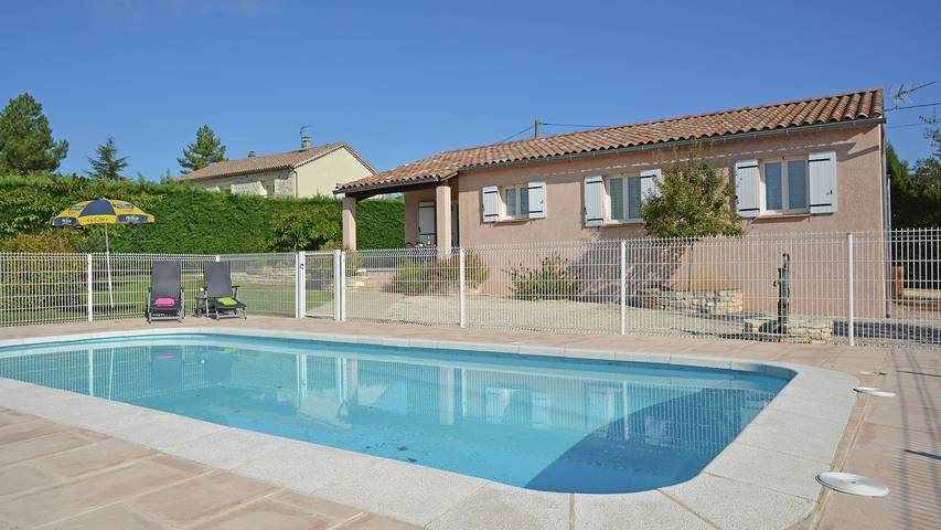 Location de vacances pour 9 personnes, avec piscine et jardin, animaux acceptés à Saint-Victor-de-Malcap