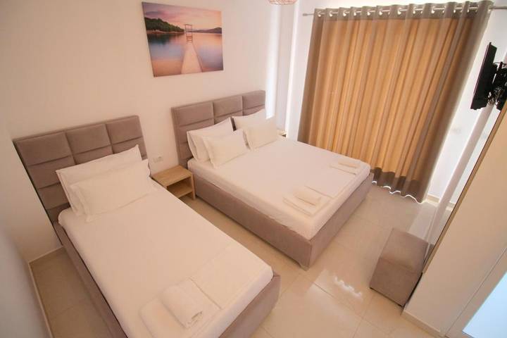 Hôtel pour 4 personnes, avec terrasse ainsi que jardin et vue dans Ksamil - 2