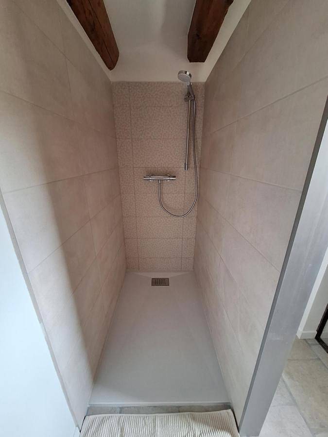 Location de vacances pour 2 personnes, avec terrasse ainsi que piscine et jardin à Saint-Julien-de-Peyrolas - 2