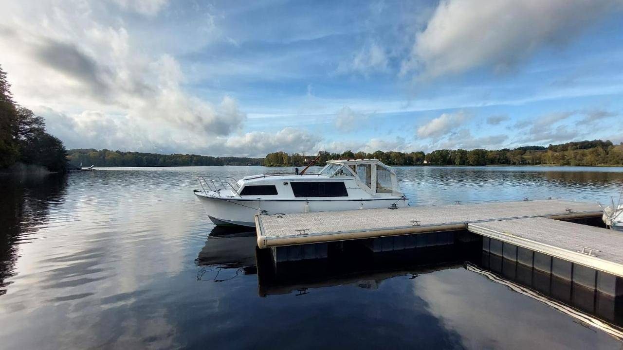 Bateau à quai lac des Settons in Lac des Settons (Montsauche-les-Settons), Montsauche-les-Settons