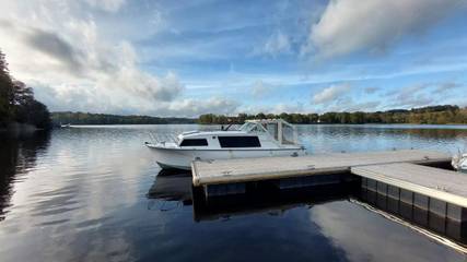 Bateau pour 4 personnes, avec vue et vue sur le lac en Bourgogne-Franche-Comté