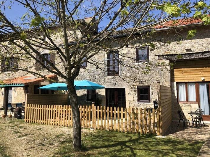 Location de vacances pour 6 personnes, avec piscine ainsi que terrasse et jardin à Blanzay - 4