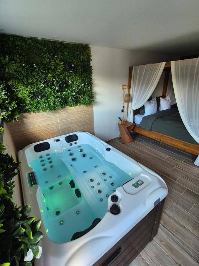 Chambre d’hôte pour 2 personnes, avec terrasse et jacuzzi ainsi que sauna et piscine