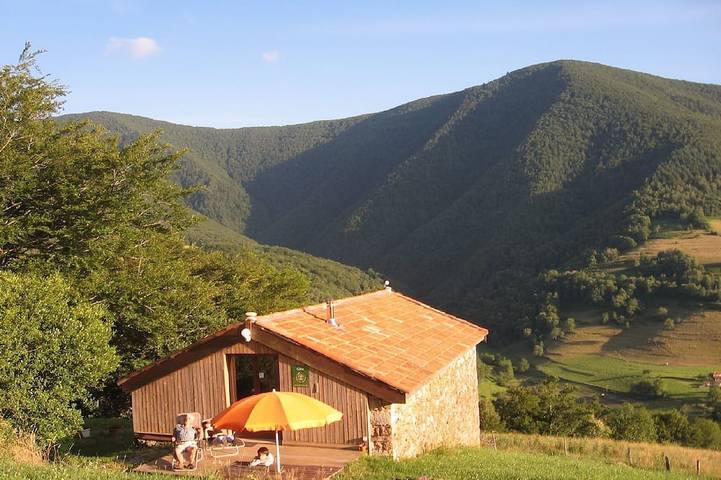 Gîte pour 8 personnes, avec jacuzzi ainsi que jardin et terrasse à Rivèrenert