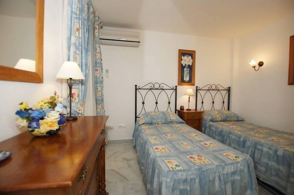 Geheel appartement, Marbella 2 Bed 2 Bath Luxury Apartment near Cabopino in Hacienda Las Chapas, Marbella