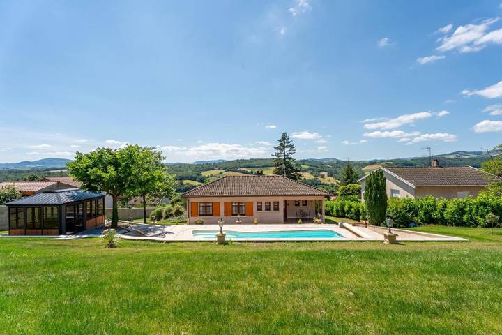 Location de vacances pour 8 personnes, avec terrasse ainsi que piscine et jacuzzi dans Le Bois-d'Oingt - 2