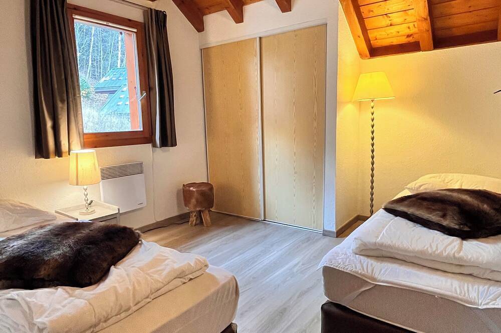 Chalet Bellevenoz - spacious 12-person chalet, peaceful & 100m from ski lift in Oz, Nationalpark Écrins
