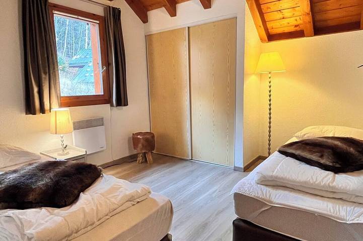 Chalet Bellevenoz - spacious 12-person chalet, peaceful & 100m from ski lift in Oz, Nationalpark Écrins