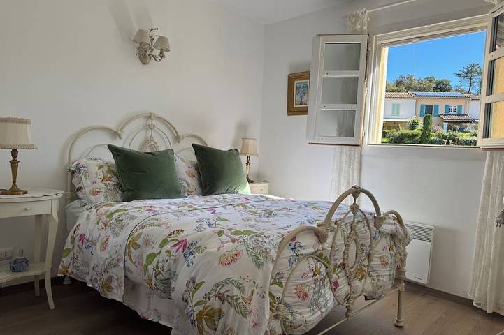 Location de vacances pour 6 personnes, avec Terrasse ainsi que Jardin et Piscine à La Môle - 2
