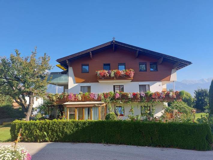 Ferienwohnung für 6 Personen, mit Balkon und Terrasse sowie Garten und Ausblick in Mutters