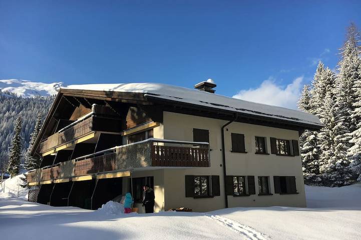 Apartamento entero, Apartamento luminoso y moderno en una zona tranquila en las montañas de Davos in Davos, Plessur alps