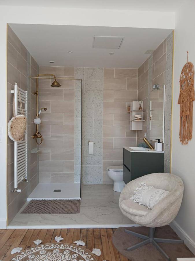 Double Room with Private Bathroom in Le Pin (Isère), Lac de Paladru