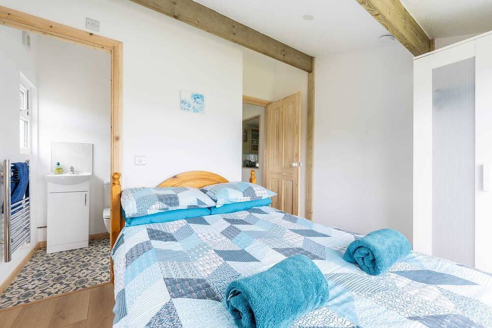 Westhill. Three bedroom holiday chalet. Five minute walk to Hayle beach in Hayle, Cornwall