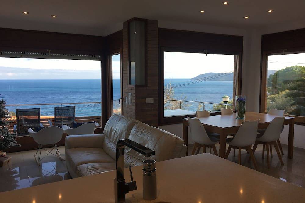 Ganze Wohnung, New apartment, high standing, 180º panoramic view of the sea. in Llanca, Oberampurien
