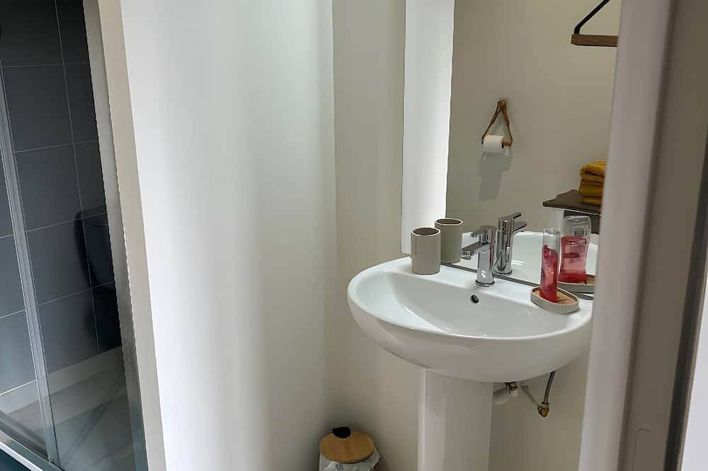 Habitación 7 con terraza compartida, jardín común y Wi-Fi in Vic-en-Bigorre, Altos Pirineos